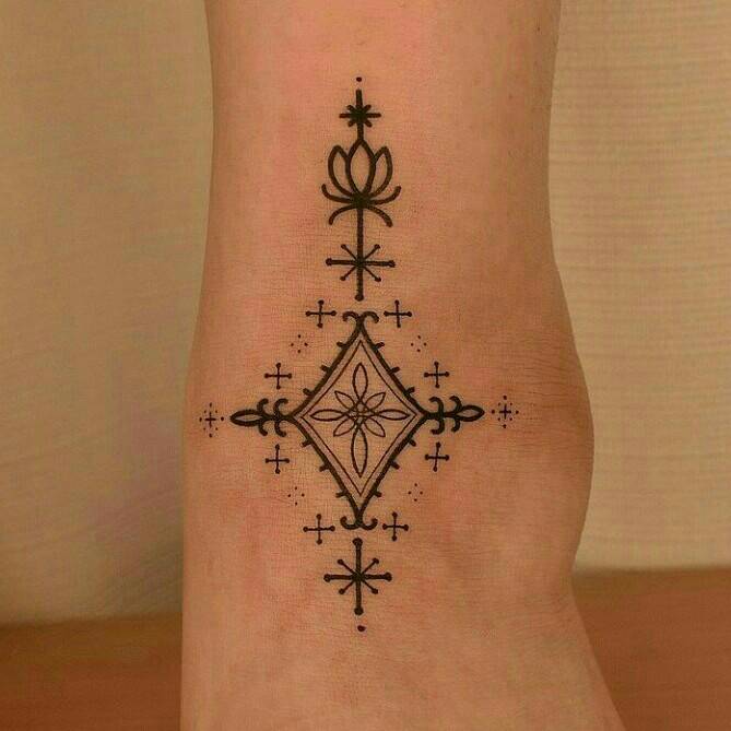 43 petits tatouages simples dessin indien en forme de losange plus fleur de lotus sur le mollet