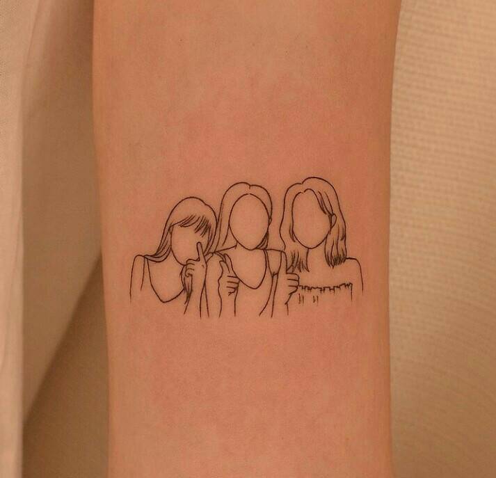 53 kleine einfache Tattoos auf dem Arm, drei Freunde heben ihre Daumen ohne Gesichter
