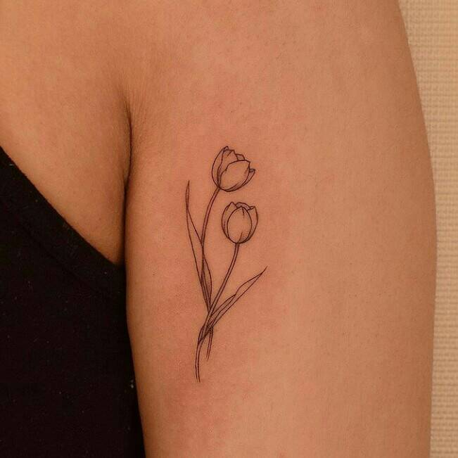 54 Piccoli tatuaggi semplici sul braccio con piccole sagome di tulipani