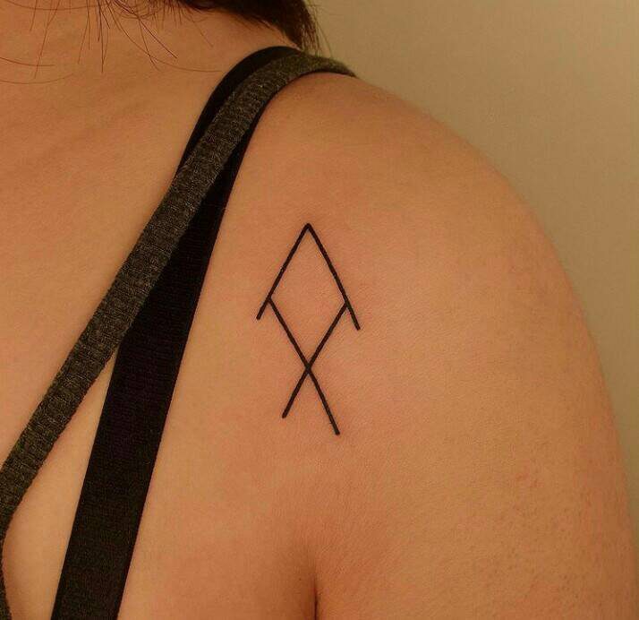 54 Tatuajes Sencillos de Mujer Lineas formando un rombo en hombro