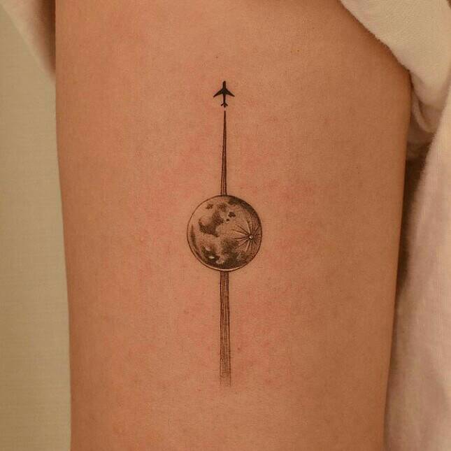 66 pequenas tatuagens simples no braço atravessado pela lua com trilha de avião para os amantes de viagens