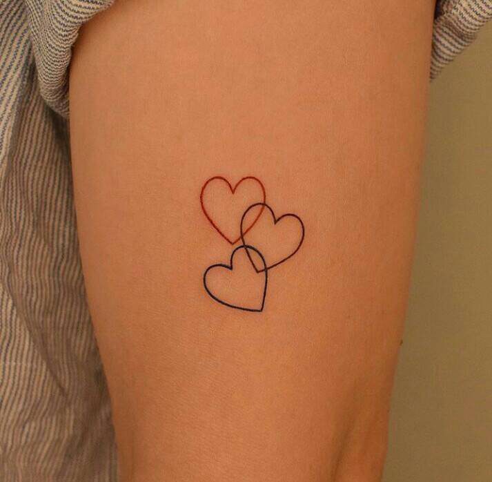 90 pequenas tatuagens simples três corações entrelaçados um marrom preto e vermelho