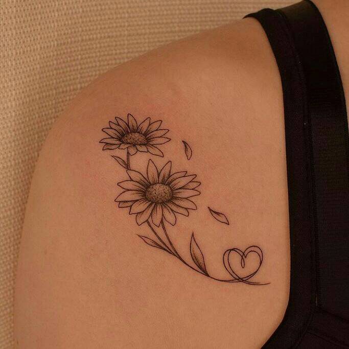 91 tatuaggi semplici per donne con due girasoli e un cuore sulla spalla