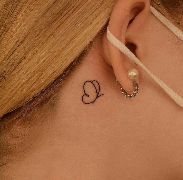 97 semplici tatuaggi con contorno di piccole farfalle dietro l'orecchio