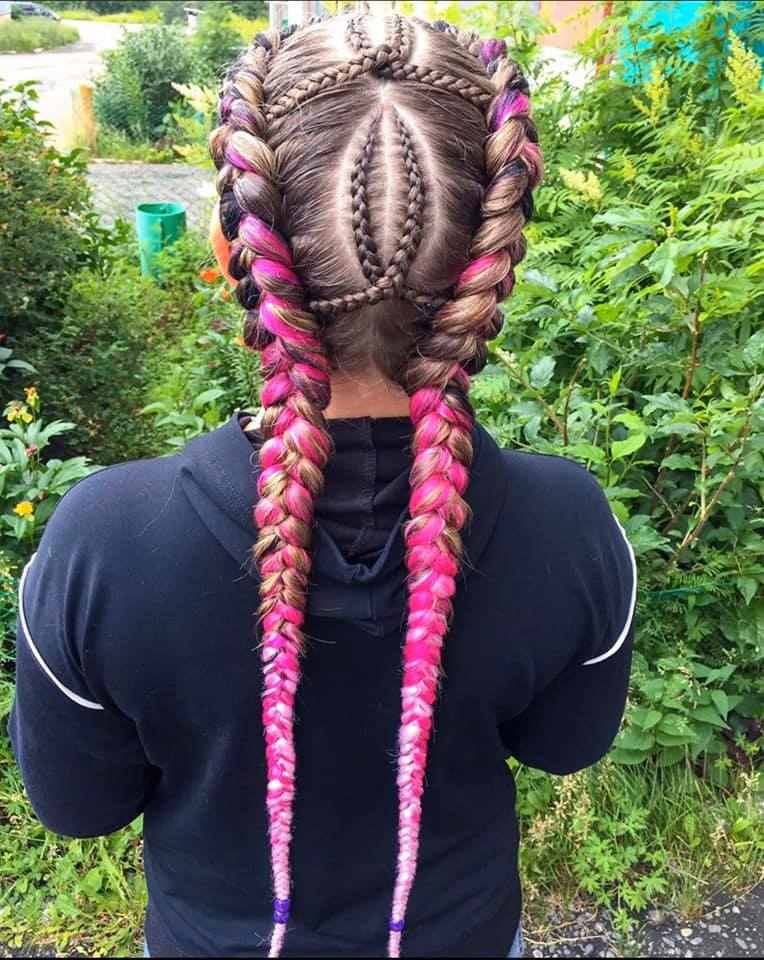 99 farbige Zöpfe für Mädchen mit braunem Haar, fuchsiafarbenen Formen und geklebt