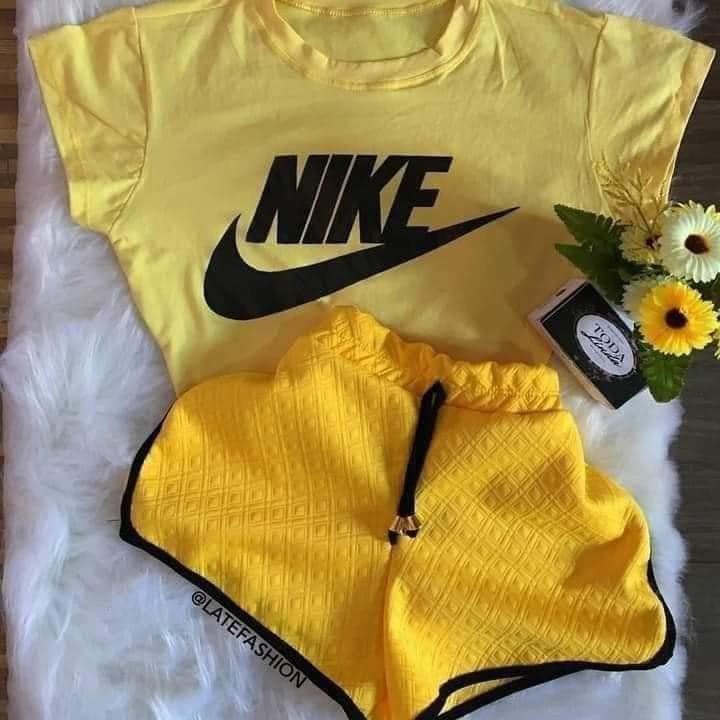 171 Nike-Set aus T-Shirt und Shorts, gelbes Logo, Schwarz