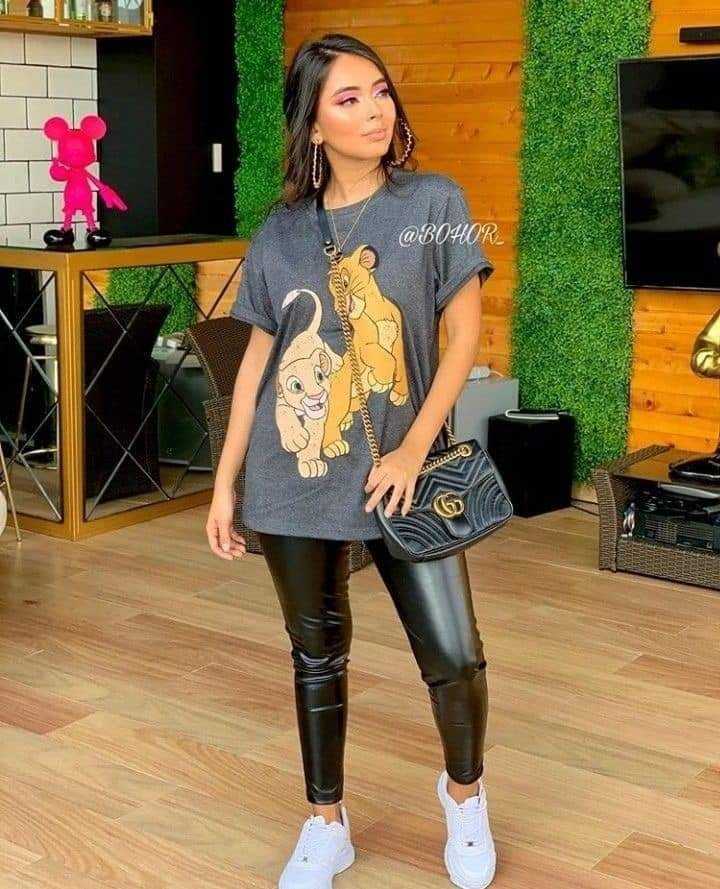 187 Outfits con leggins de Moda Negro ajustado con remera grus ancha con motivo del rey leon 187 Outfits con leggins de Moda Negro ajustado con remera grus ancha con motivo del rey leon