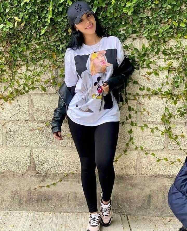 228 Outfits con leggins de Moda Negro ajustado con blusa blanca estampada rock y campera negra de cuero 228 Outfits con leggins de Moda Negro ajustado con blusa blanca estampada rock y campera negra de cuero