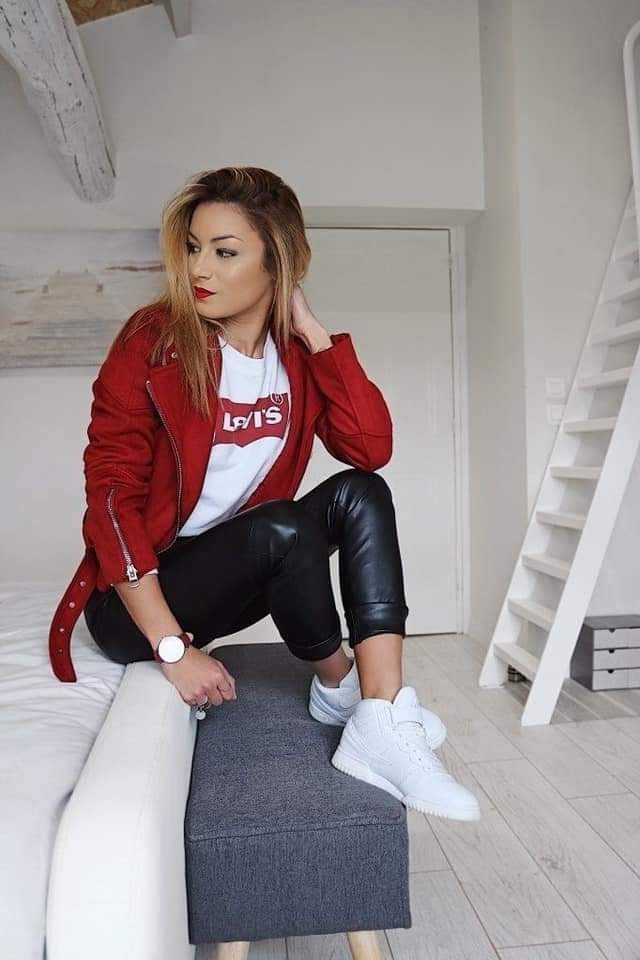 249 Outfits con leggins de Moda ajustados tipo cuerina negra con remera blanca y campera de cuero roja 249 Outfits con leggins de Moda ajustados tipo cuerina negra con remera blanca y campera de cuero roja