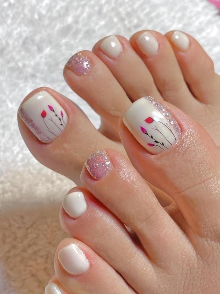 33 Pedicure para pés brancos com desenhos de tulipas rosa glitter em rosa
