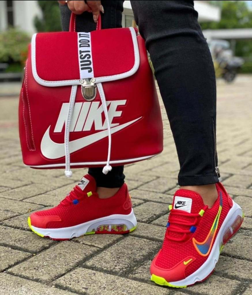 463 Nike Set aus roter Tasche und Schuhen