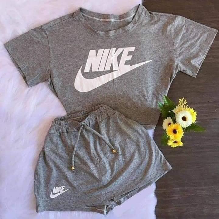 667 Nike Set aus grauem T-Shirt und Shorts mit weißem Logo