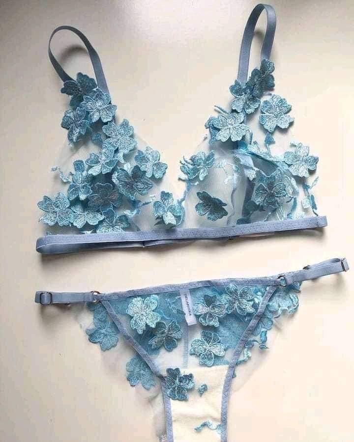 68 Conjunto de Lingerie Sexy com Flores Azul Claro e Transparências