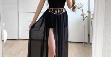 762 Vestido Negro con cinturon de cadena dorada y cola de tul semitransparente