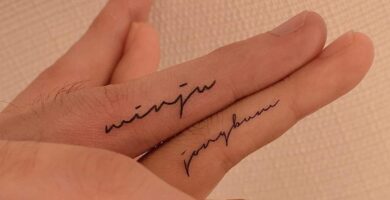 110 Tatuajes pequenos para Parejas idea de inscripcion manuscrita en ambos dedos