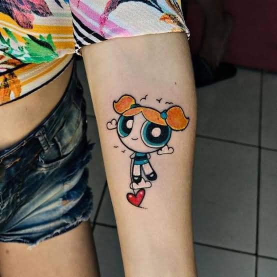 20 tatuagens das Meninas Superpoderosas Bombon com coração no braço
