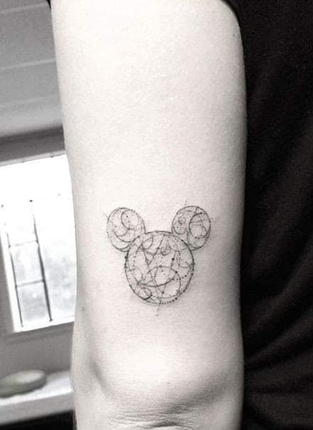 24 Mickey-Tattoos, drei Kreise und innen kreisförmige Zeichnungen in feinem Schwarz hinter dem Arm