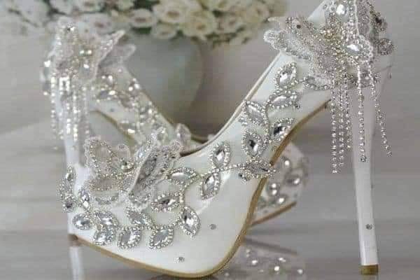 245 Zapatos de Novia blnacos con piedras brillantes y colgantes imitacion diamante