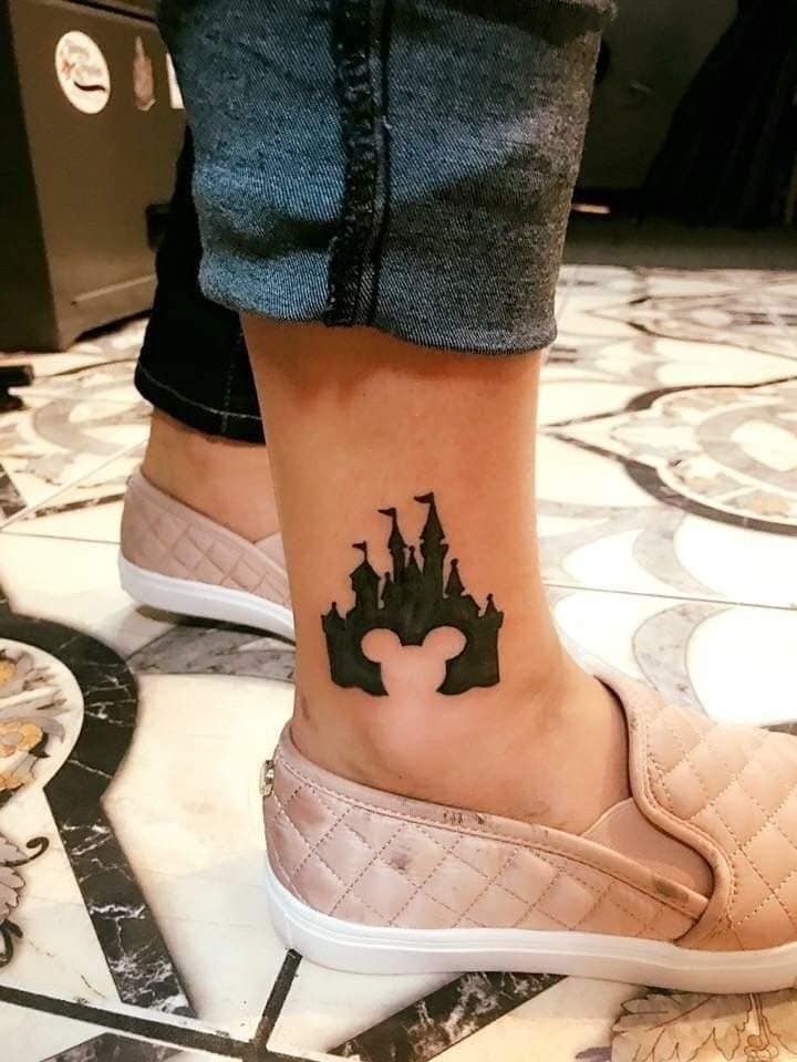 26 tatuagens pretas do Mickey Castle na panturrilha com formato