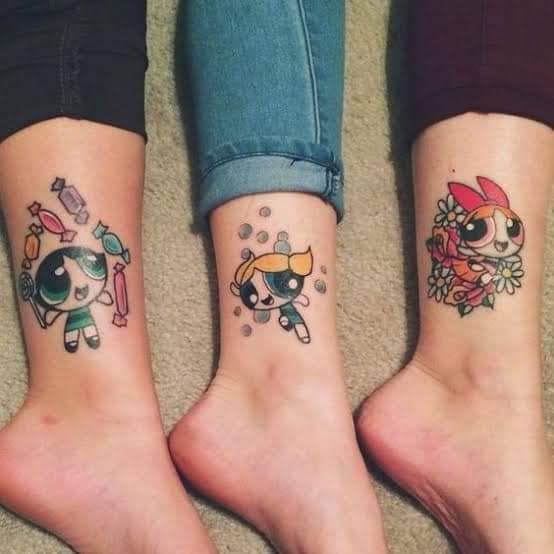 29 Tatuajes de las Chicas Superpoderosas bellota Burbuja y Bombon en pantorrillas con caramelos flores burbujas