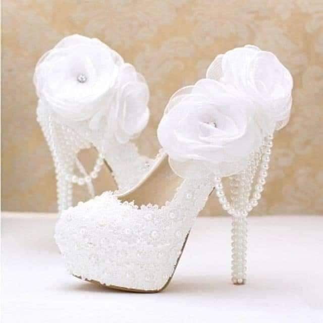 302 Zapatos de Novia Negros Blancos con detalles de perlas y flores blancas