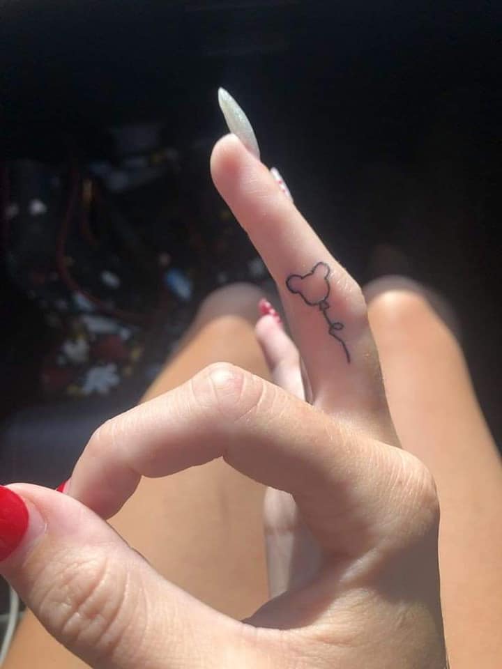 36 pequenas tatuagens de balão do Mickey na lateral do dedo