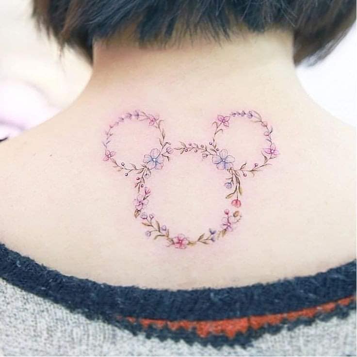 37 tatuagens do Mickey com uma silhueta de três círculos feitos de gravetos e florzinhas na nuca