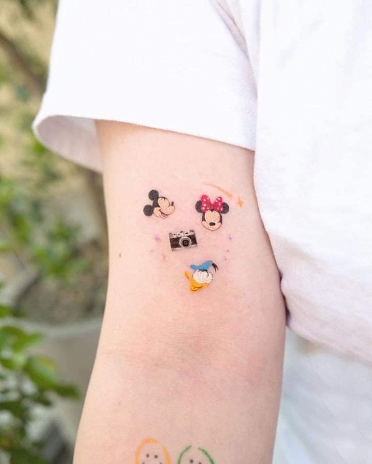 39 Tatuajes de Mickey cara con donald minnie camara de fotos antigua en brazo