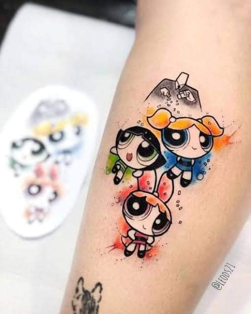 40 Tattoos der Powerpuff Girls Eichelblase und Bonbon auf Aquarellarm