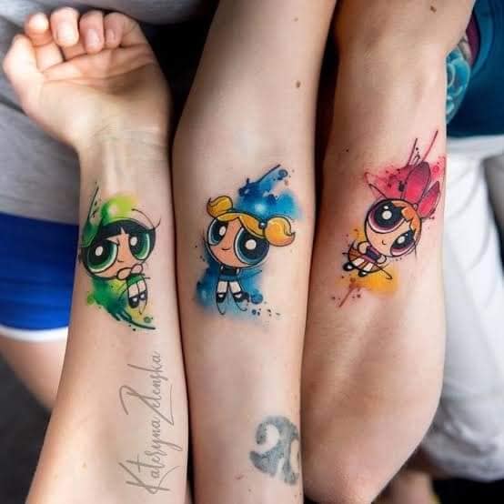 42 Tatuagens das Meninas Superpoderosas Bolha de bolota e Bombom em braços coloridos em aquarela