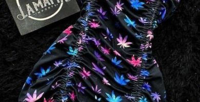 445 Vestidos de fiesta cortos y elegantes negro ajustado con alastico y stampado de hojas de cannabis marca LAMAFIA