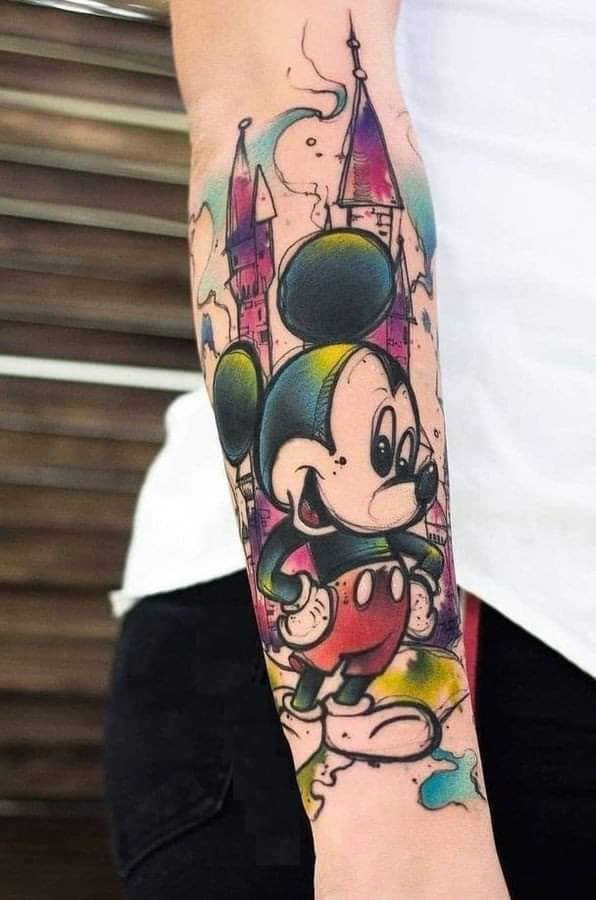 47 tatuagens do Mickey com a caricatura colorida do castelo da Disney, antebraço, roxo, azul claro, aquarela
