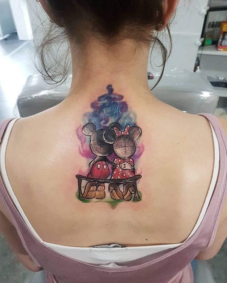 51 tatuaggi di Topolino e Minnie abbracciati sulla schiena in colori ad acquerello, stelle e panche realistiche dei cartoni animati