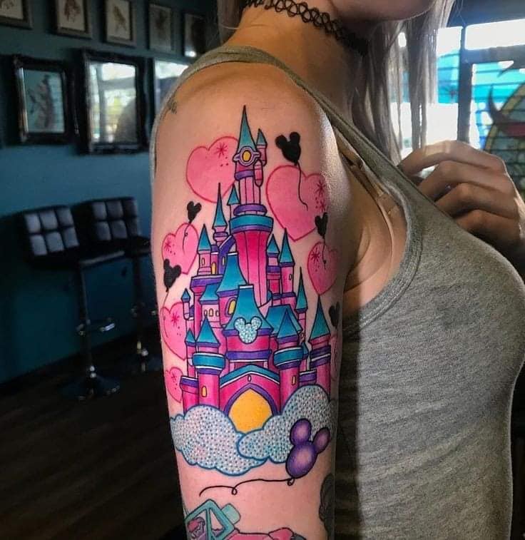 54 Mickey Cinderella-Tattoos auf dem Arm mit leuchtenden Farben, fuchsiafarbenen, hellblauen, rosafarbenen Wolken und Luftballons