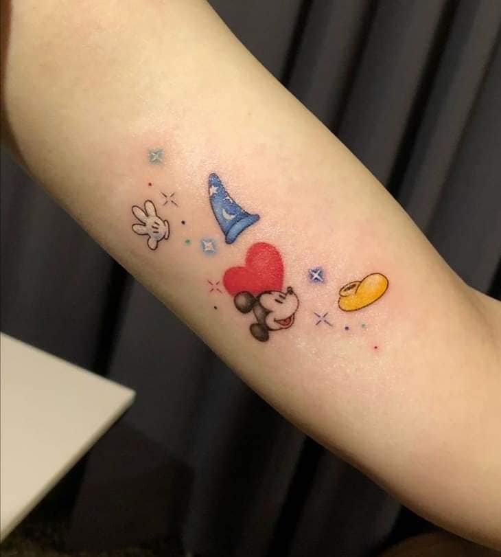 54 Tattoos von Mickey mit Zauberhut, Sternen und rotem Herzen, Zauberlehrling