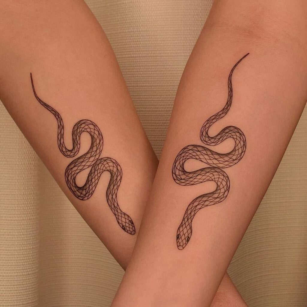 64 tatuagens pequenas para casais cobras no antebraço
