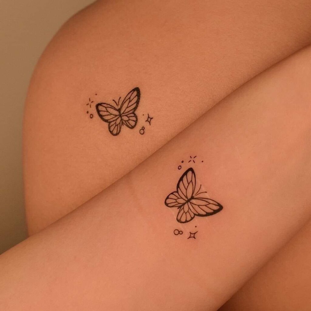 91 Piccoli tatuaggi per coppie Due farfalle nere sul braccio e sulla scapola