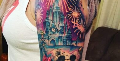 99 Tatuajes de Mickey y Minnie con castillo de Disney fuegos artificiales full color caricatura medio brazo