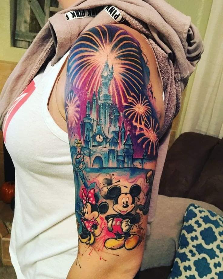 99 Tatuajes de Mickey y Minnie con castillo de Disney fuegos artificiales full color caricatura medio brazo