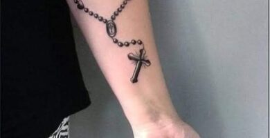 114 Tatuajes de Rosarios en negro antebrazo con cruz y corazones de cuentas