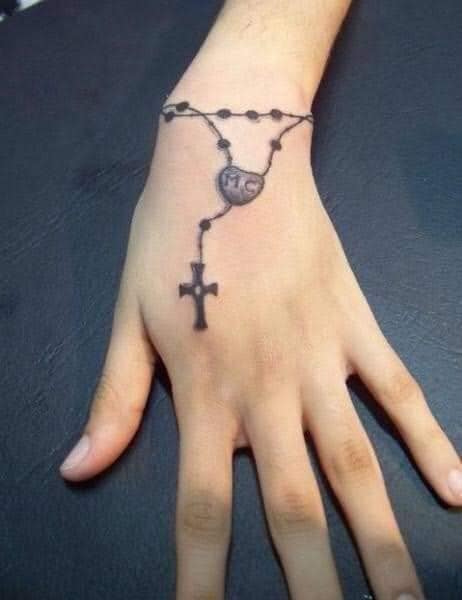 53 Tatuajes de Rosarios en muneca y mano con iniciales M y C cruz sobre la mano