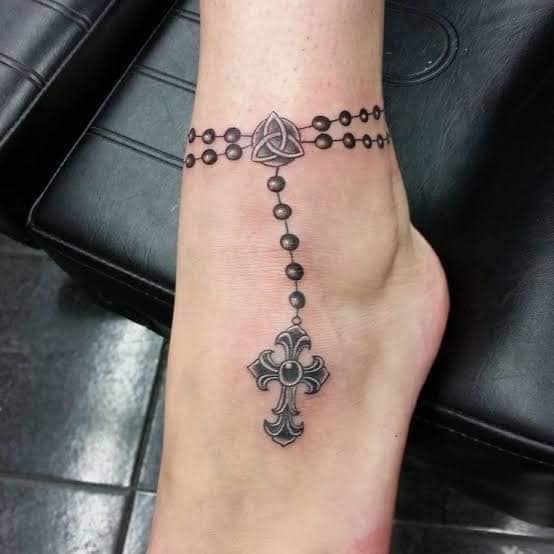 57 tatouages de chapelet sur le mollet de type bracelet de cheville avec croix sur le pied