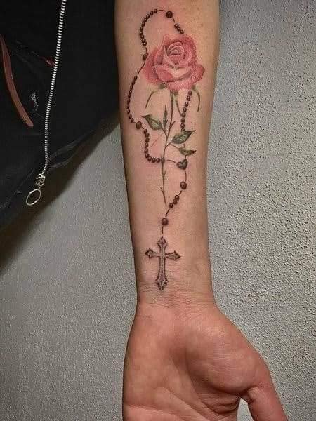 58 tatouages de chapelet avec une belle rose rose avec des feuilles vertes sur l'avant-bras