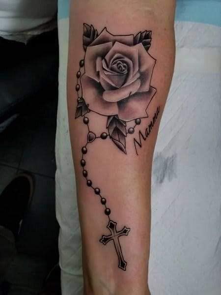 62 tatouages de chapelets avec une grande fleur sur l'avant-bras et le nom de la manne