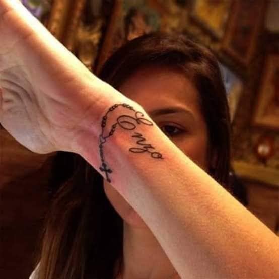 94 Tatuajes de Rosarios en Muneca con inscripcion de nombre Renzo en negro