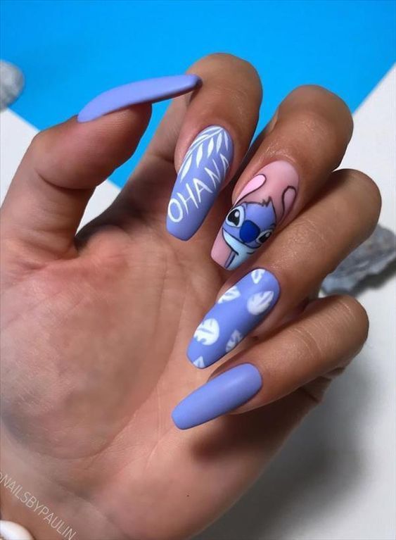 126 Nail Designs for Girls Lilo and Stitch cor violeta azulada com a palavra ohana folhas brancas