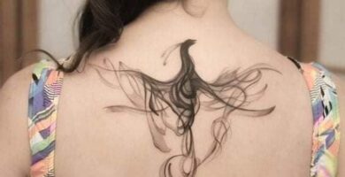 1 Tatuaje de Ave Fenix difuminado tipo Humo en espalda mujer y columna