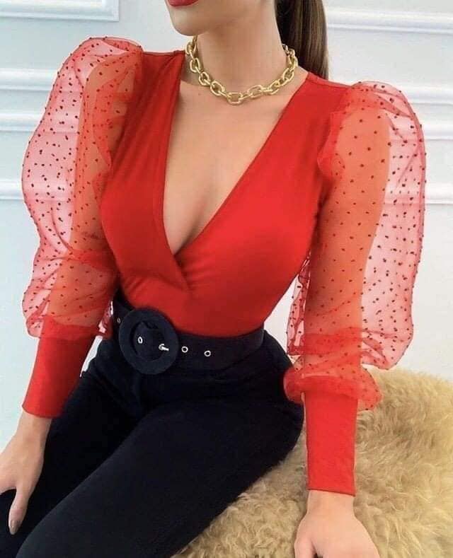 128 Belle blouse rouge à manches et culotte transparentes