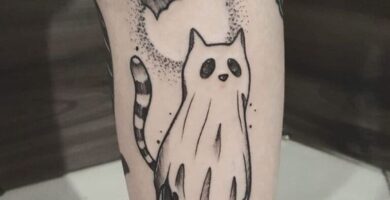 13 TATUAJES PARA HALLOWEEN ideas gato fantasma con murcielagos volandole al rededor en el antebrazo
