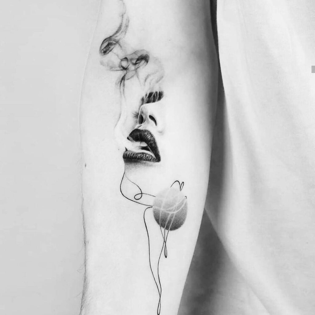 130 Hermoso contorno de tatuaje con mujer expulsando humo y una rosa que le rodea
